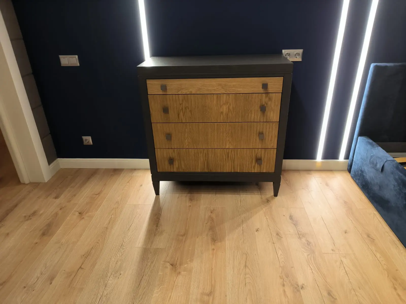 (3.1.1) Комод чёрный с 4 ящиками из дуба Фокстрот 204A (бетон-дуб натуральный)