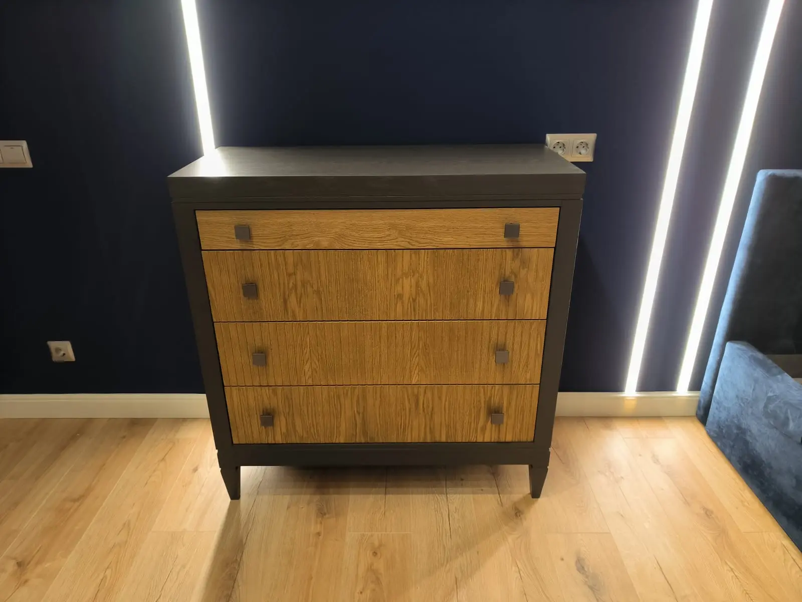 (3.1.1) Комод чёрный с 4 ящиками из дуба Фокстрот 204A (бетон-дуб натуральный)