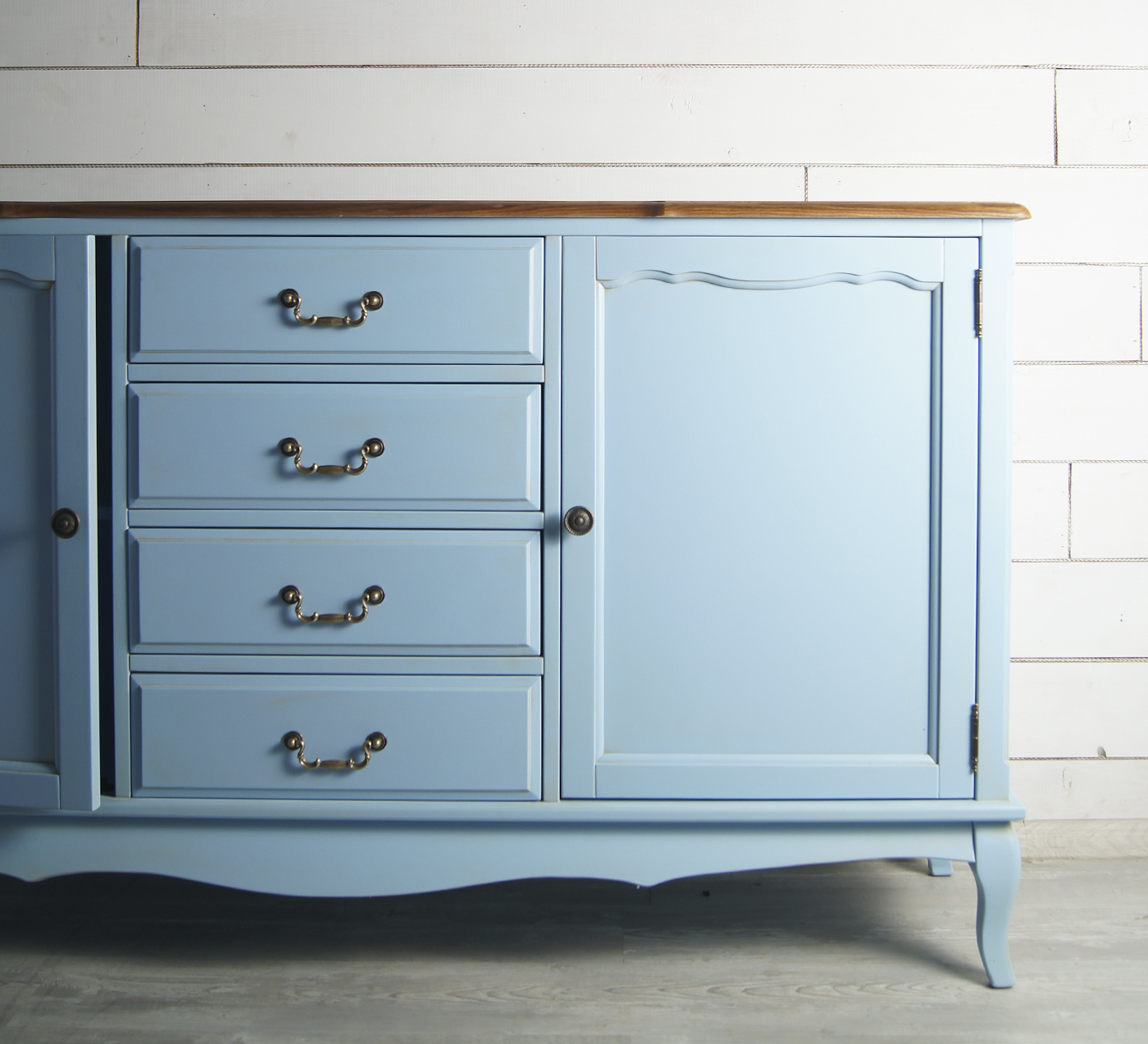 Голубой комод Leontina с дверками и ящиками