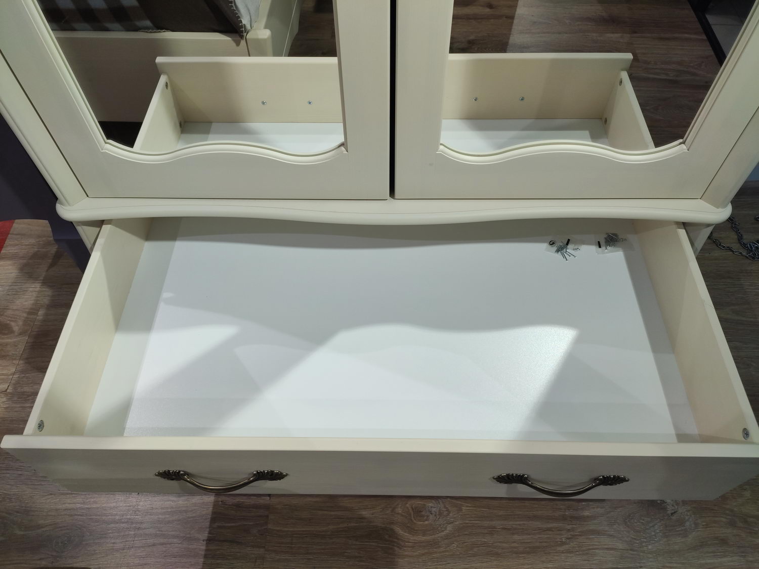 Шкаф массив сосны 2-дверный с зеркалом ЛеБо